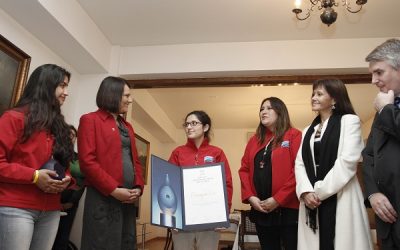 Ministra de Obras Públicas entrega reconocimiento a ganadoras de premio internacional sobre recursos hídricos en Suecia