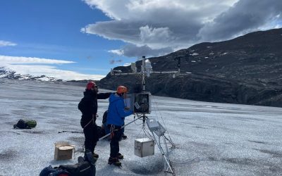 DGA Magallanes realiza mantención a estación meteorológica móvil en glaciar Tyndall