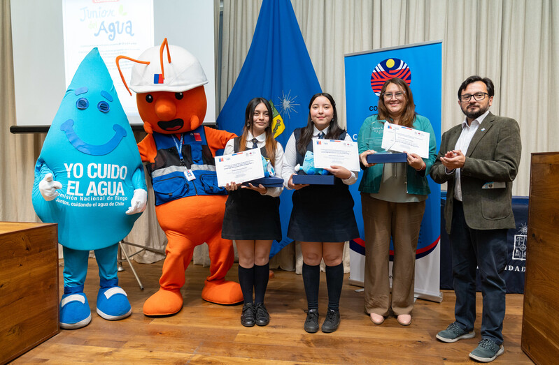 Primer lugar concurso Junior del Agua con director general de Aguas del MOP